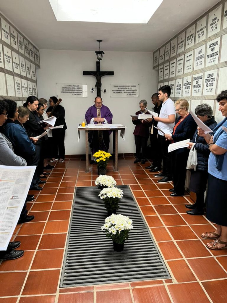 FAMÍLIA PAULINA CELEBRA A COMEMORAÇÃO DOS FIÉIS DEFUNTOS 2025