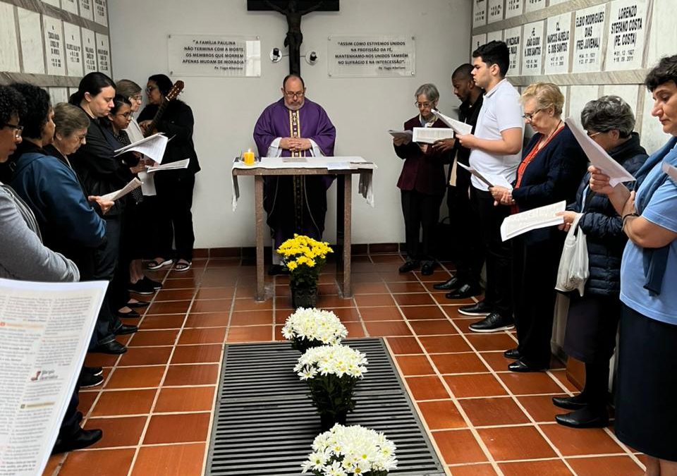 FAMÍLIA PAULINA CELEBRA A COMEMORAÇÃO DOS FIÉIS DEFUNTOS 2025